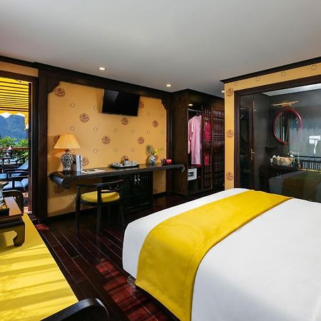 Nostalgia Halong Cruise Hotel ฮาลอง ภายนอก รูปภาพ