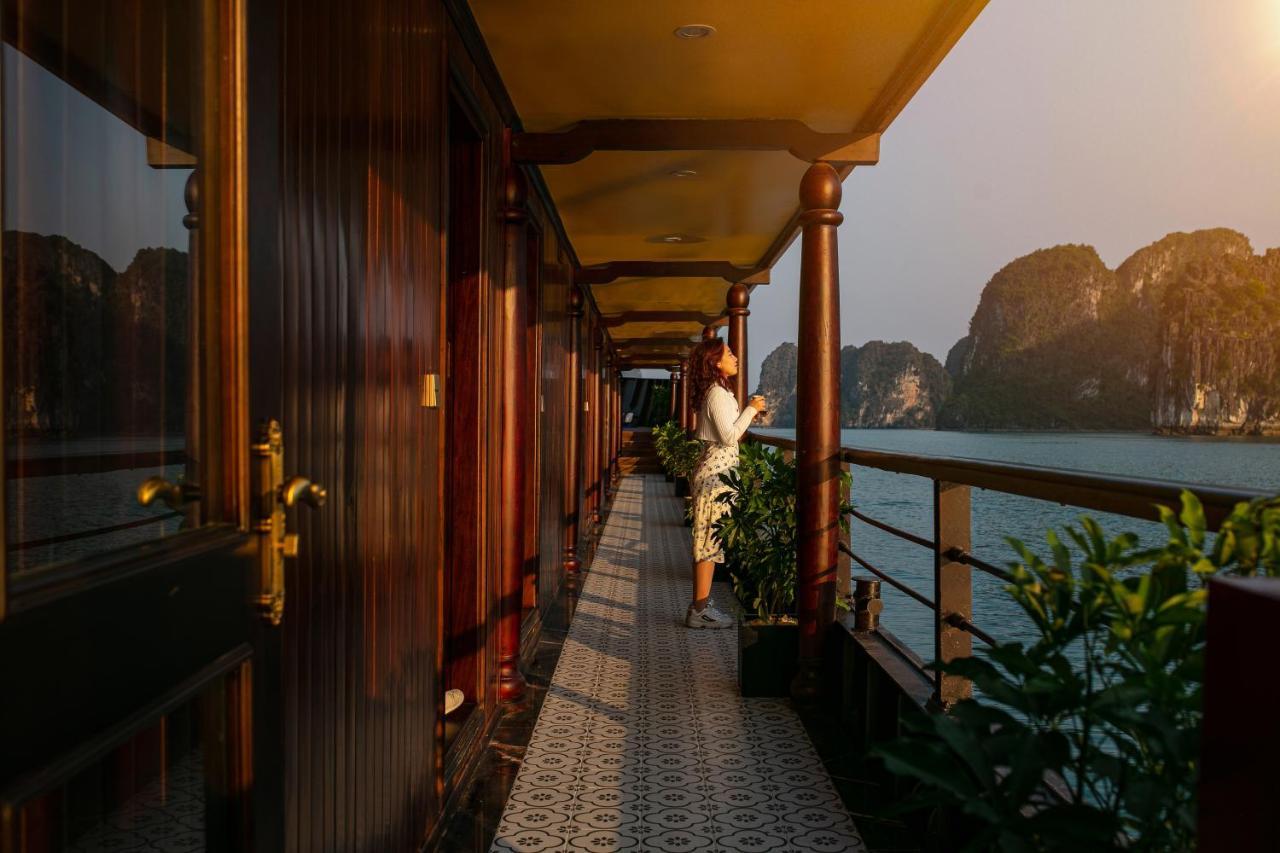Nostalgia Halong Cruise Hotel ฮาลอง ภายนอก รูปภาพ