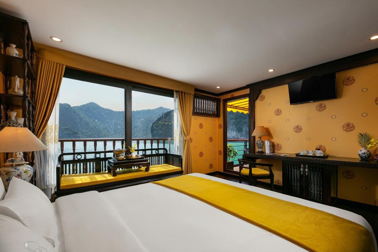 Nostalgia Halong Cruise Hotel ฮาลอง ภายนอก รูปภาพ