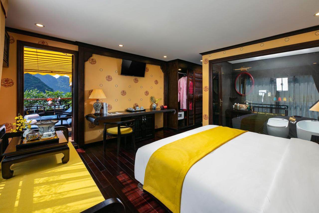Nostalgia Halong Cruise Hotel ฮาลอง ภายนอก รูปภาพ