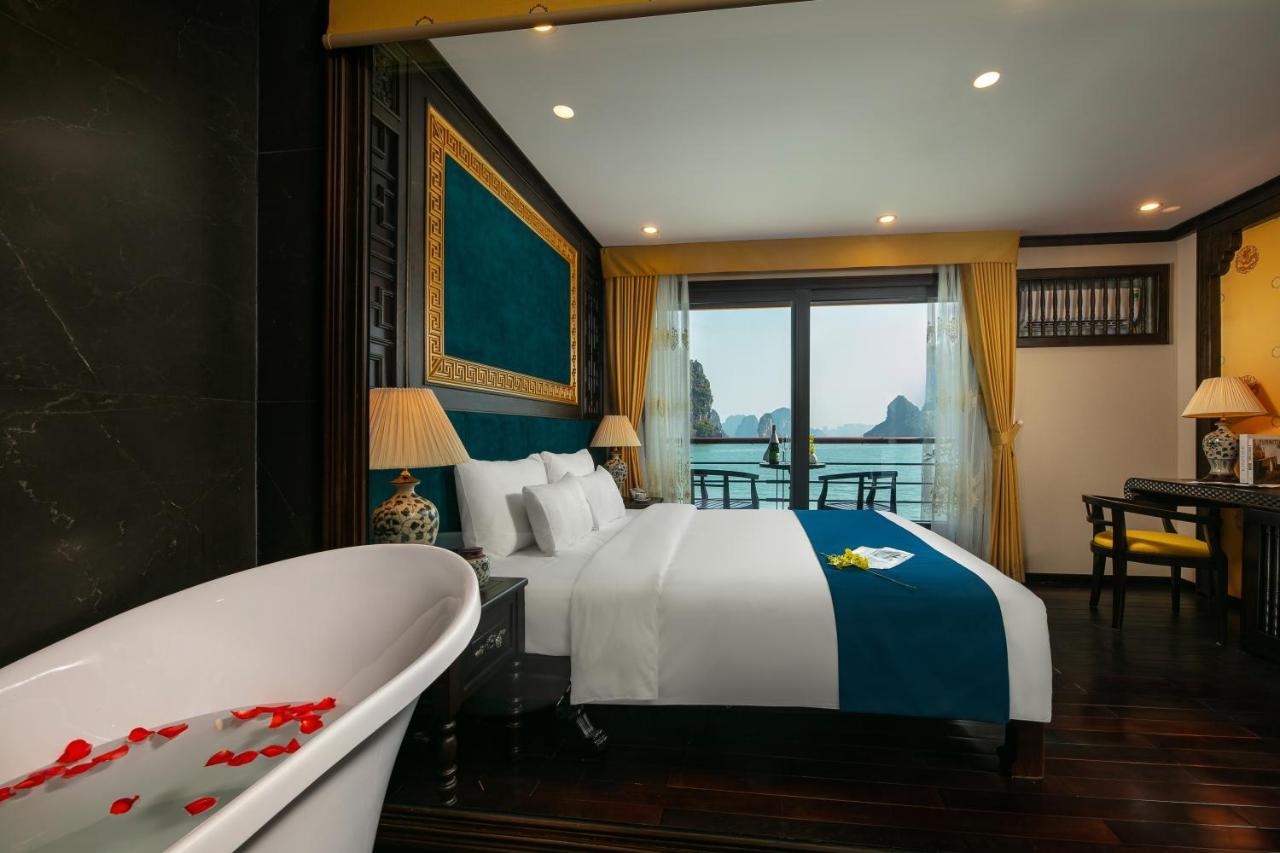 Nostalgia Halong Cruise Hotel ฮาลอง ภายนอก รูปภาพ