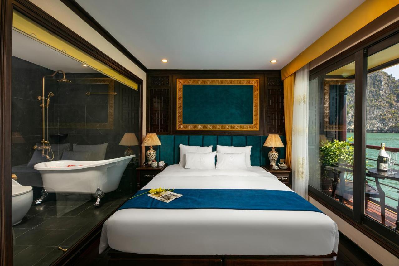 Nostalgia Halong Cruise Hotel ฮาลอง ภายนอก รูปภาพ