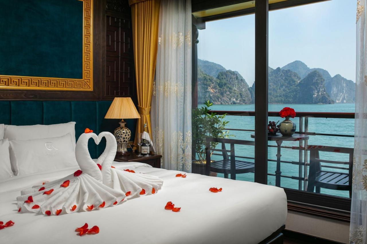 Nostalgia Halong Cruise Hotel ฮาลอง ภายนอก รูปภาพ