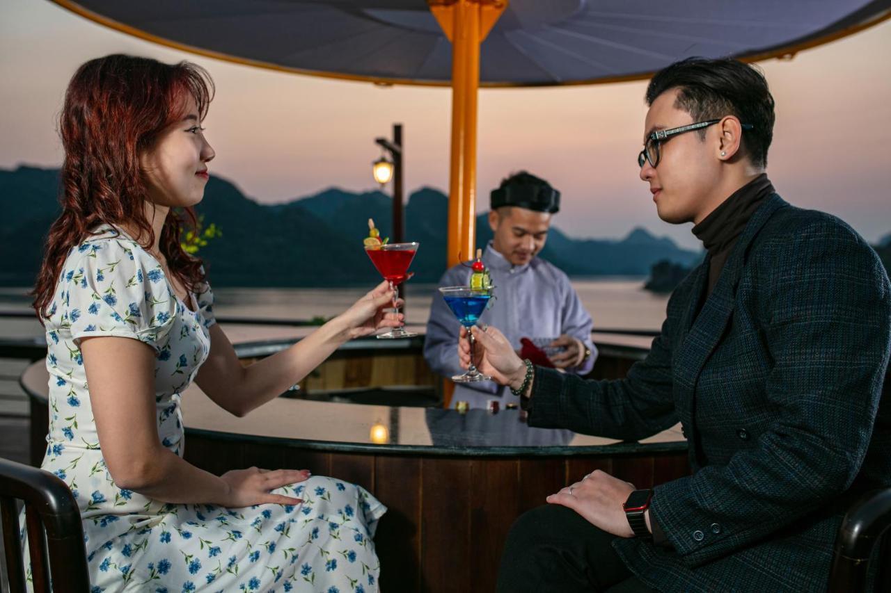 Nostalgia Halong Cruise Hotel ฮาลอง ภายนอก รูปภาพ
